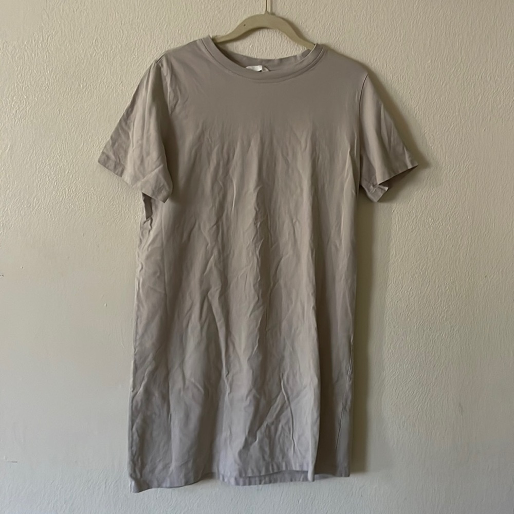 H&M dress, size Medium, beige color and in good condition.